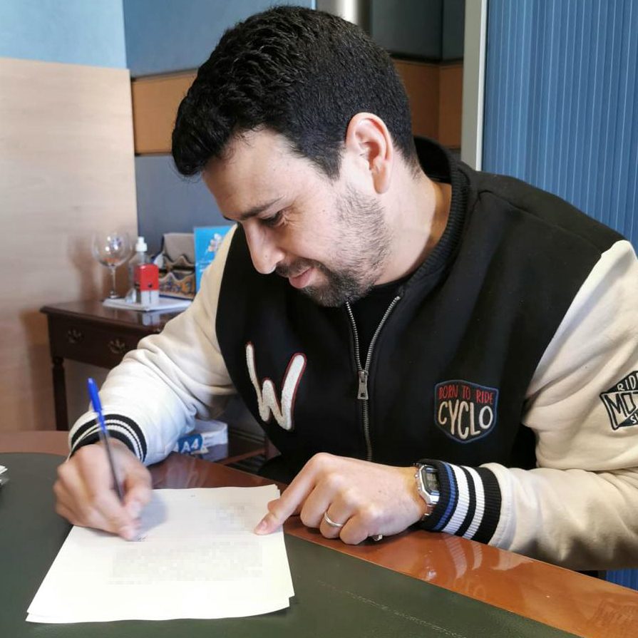 Socio financiado de ManziliHalal firmando su operación de vivienda
