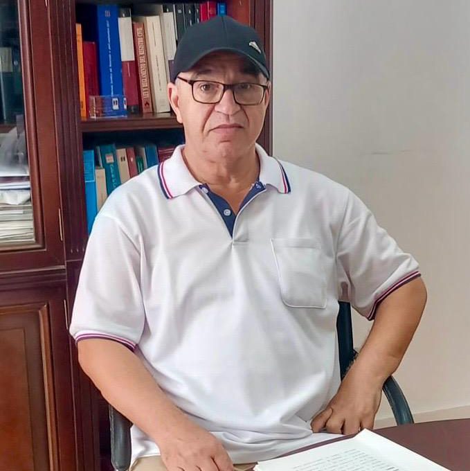 Socio financiado de ManziliHalal firmando su operación de vivienda