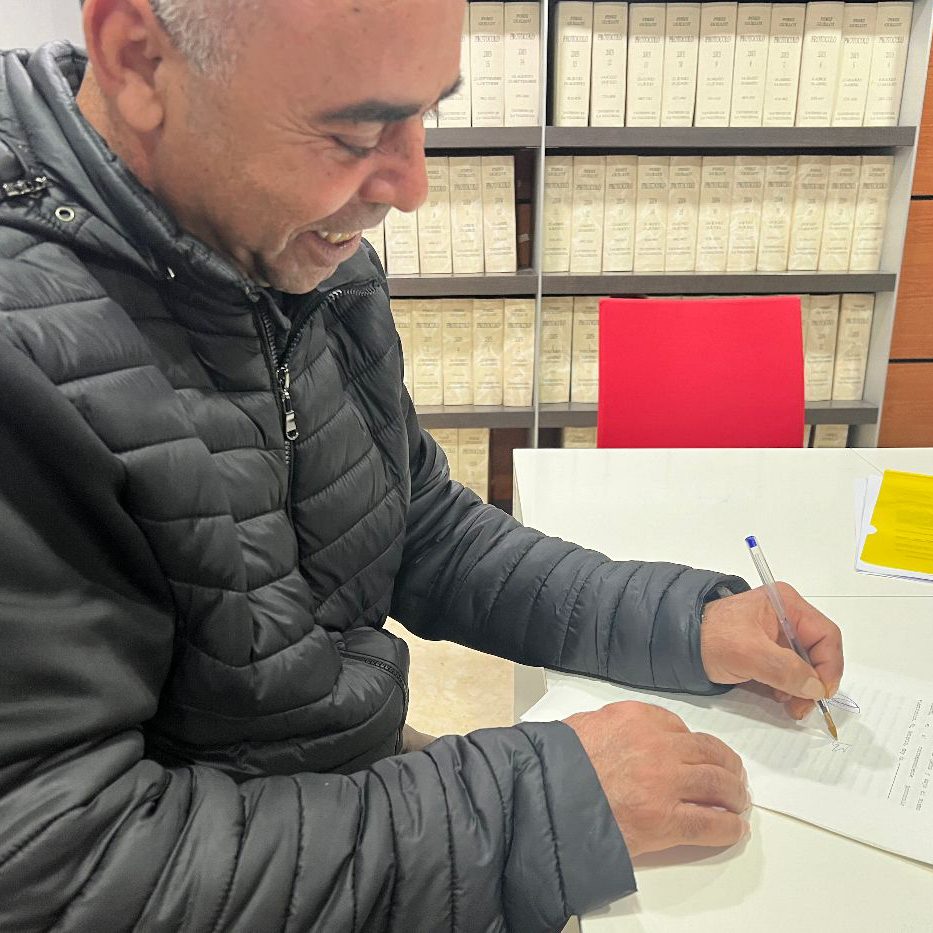 Socio financiado de ManziliHalal firmando su operación de vivienda