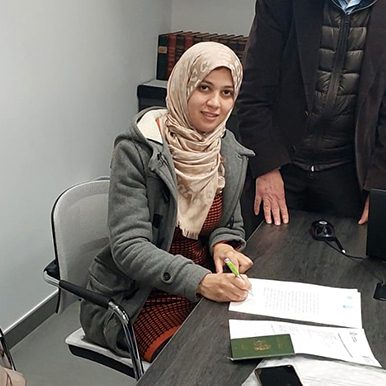Socio financiado de ManziliHalal firmando su operación de vivienda
