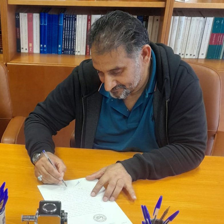 Socio financiado de ManziliHalal firmando su operación de vivienda