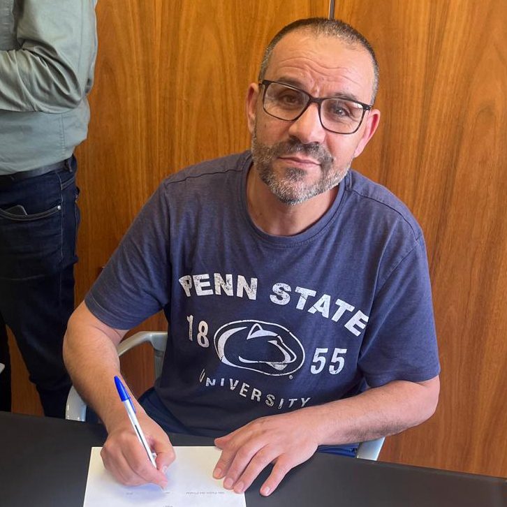 Socio financiado de ManziliHalal firmando su operación de vivienda