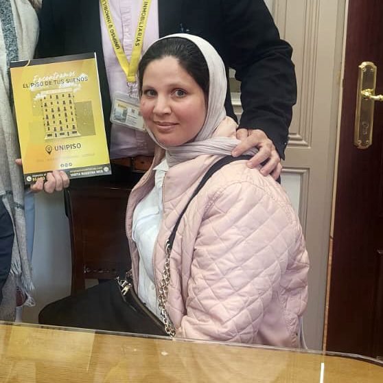 Socio financiado de ManziliHalal firmando su operación de vivienda