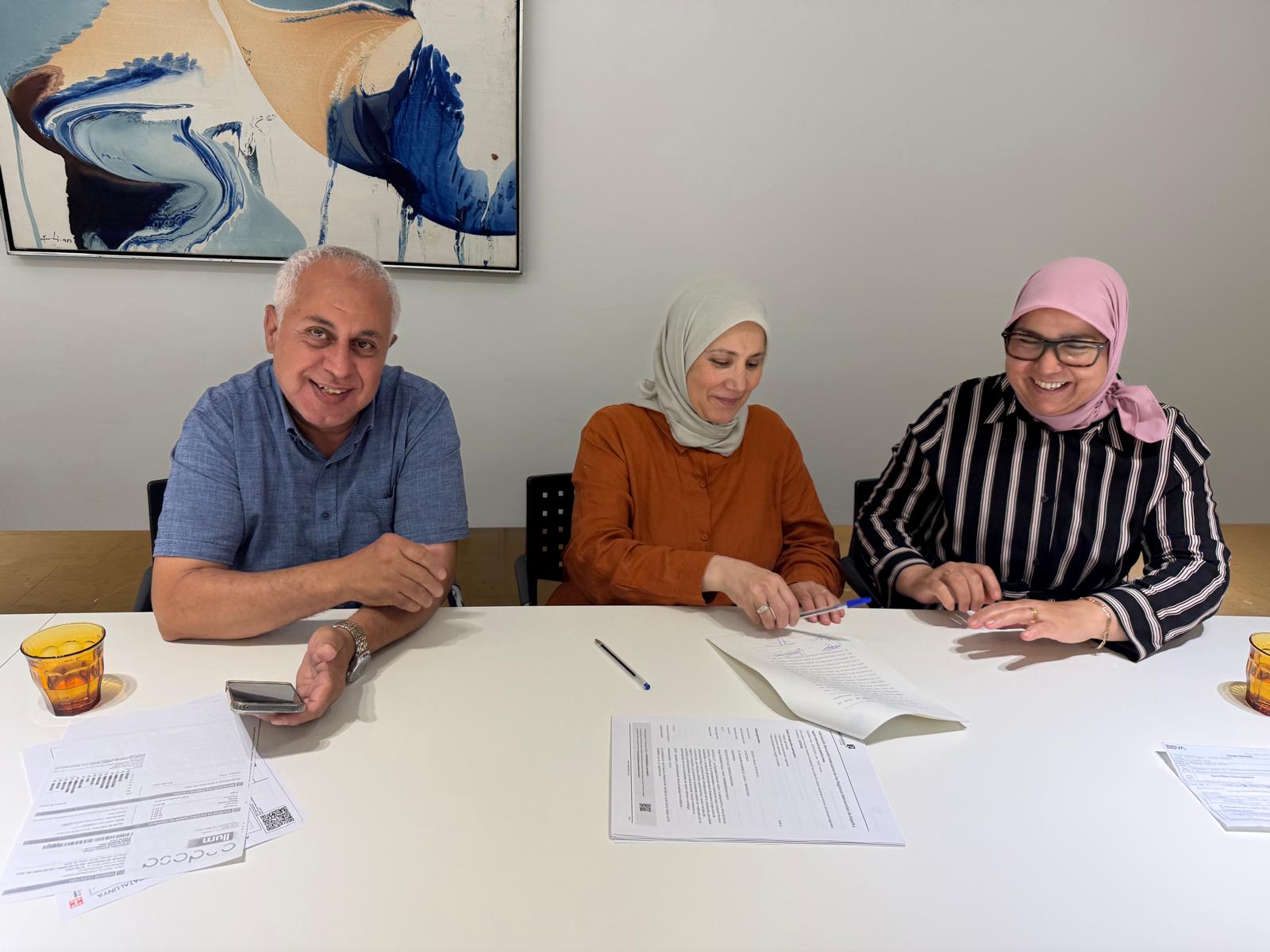 Socio financiado de ManziliHalal firmando su operación de vivienda
