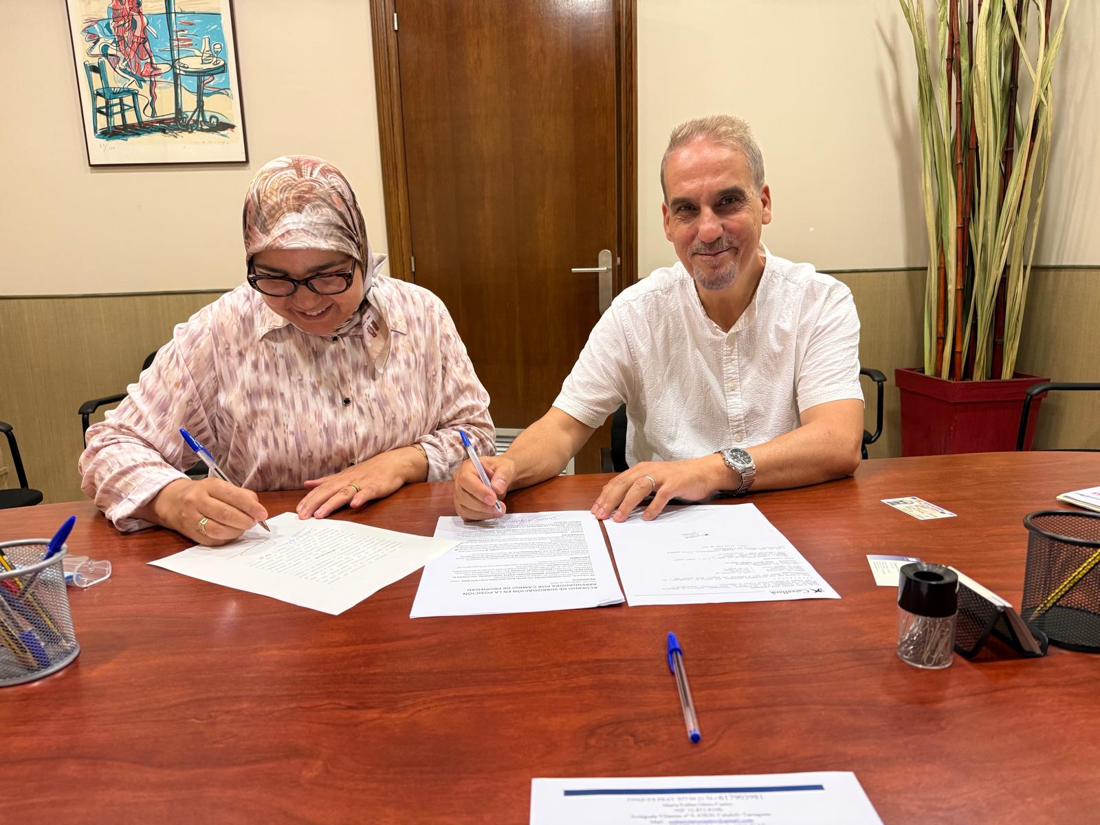 Socio financiado de ManziliHalal firmando su operación de vivienda
